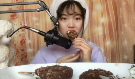 声控小姐姐吃脆皮冰棍,声控小姐姐的夏日脆皮冰棍美食之旅